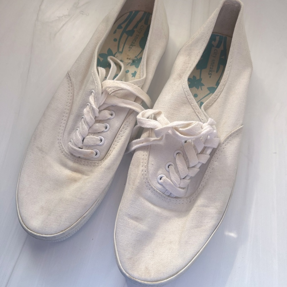 VTG City Sneaks White Canvas Sneakers